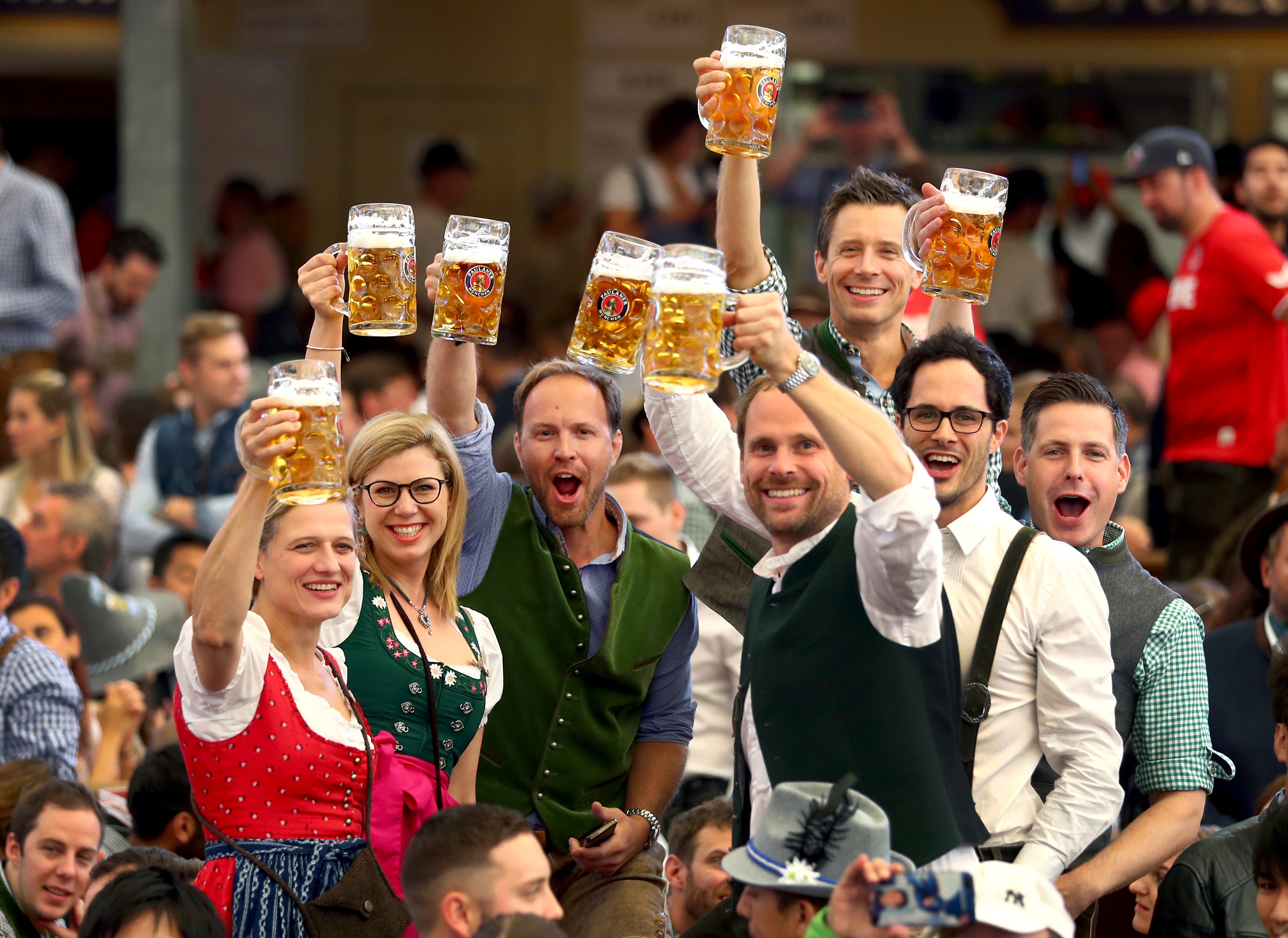 Немцы радуются. Пивной фестиваль в Германии Октоберфест. Мюнхен фестиваль Октоберфест.