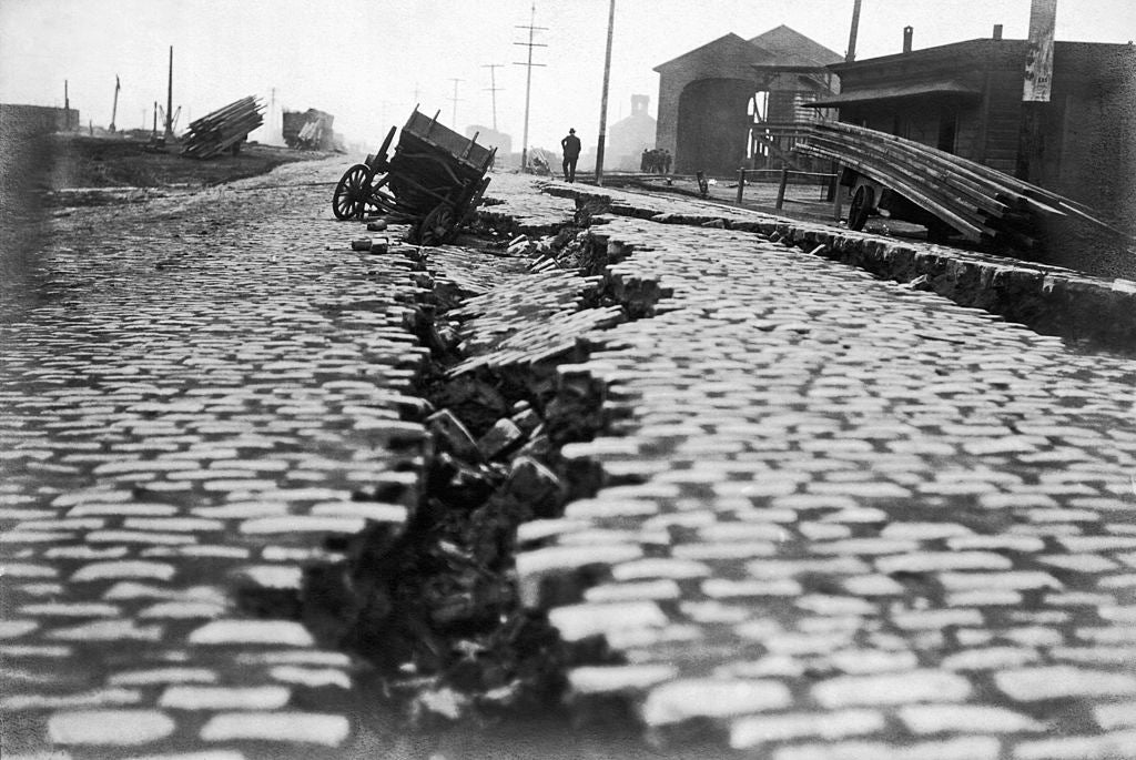 A split on the north end of East Street from the earthquake, San Francisco, California, 1906. East St is now the Embarcadero. (Photo by Underwood Archives/Getty Images)