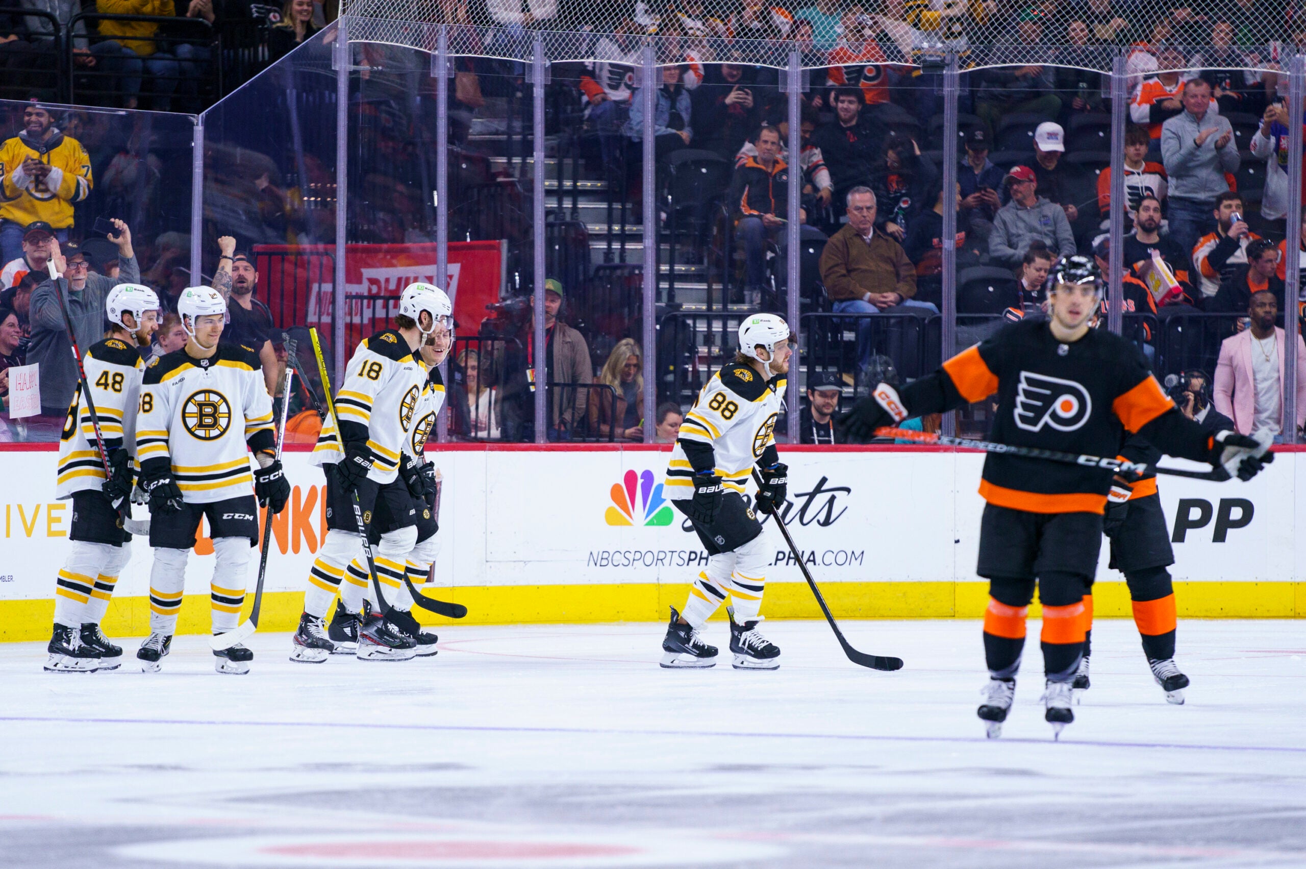 Bruins break NHL singleseason wins record by beating Flyers