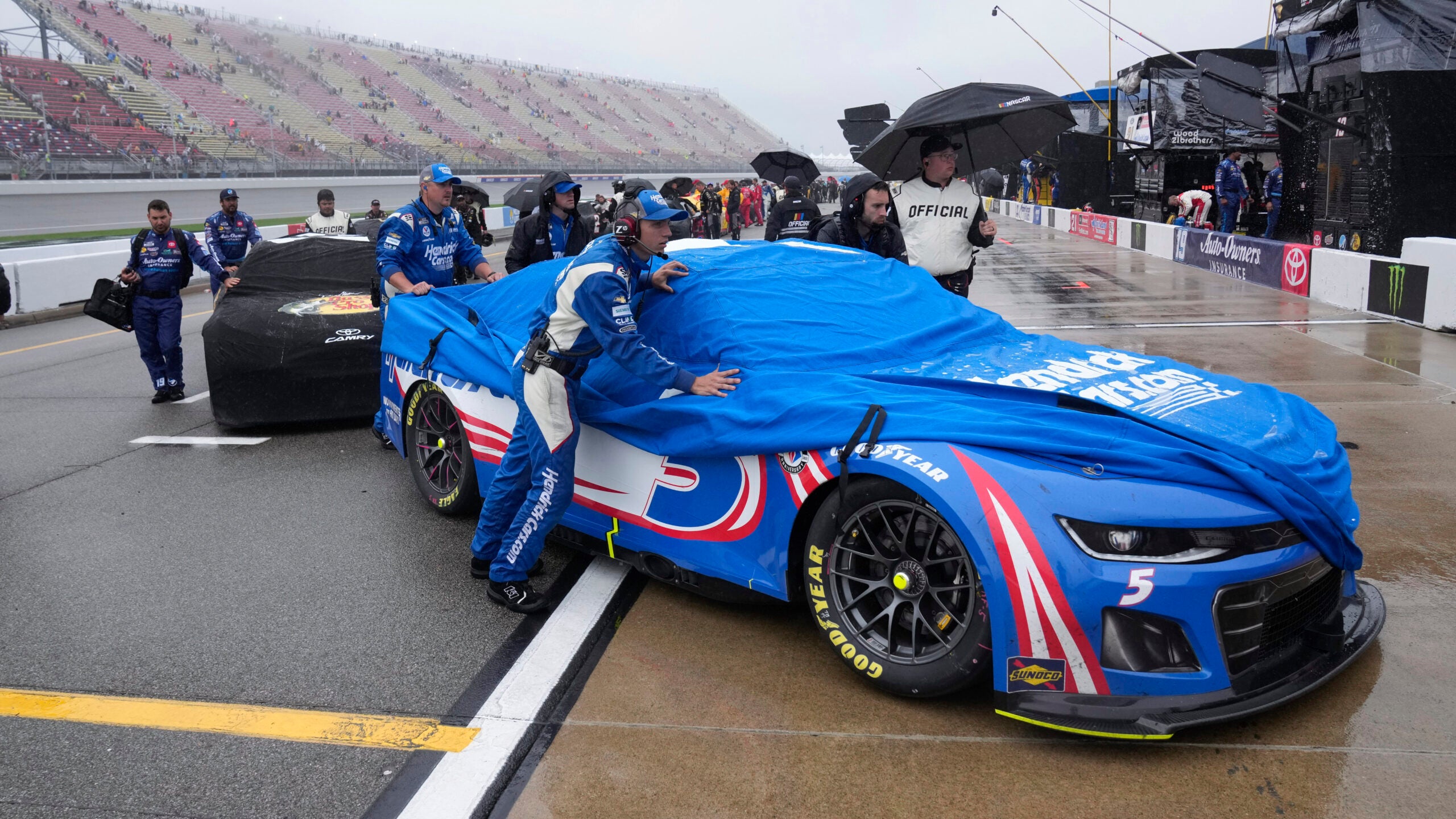 NASCAR suspends race at Michigan due to rain and aims to resume Monday